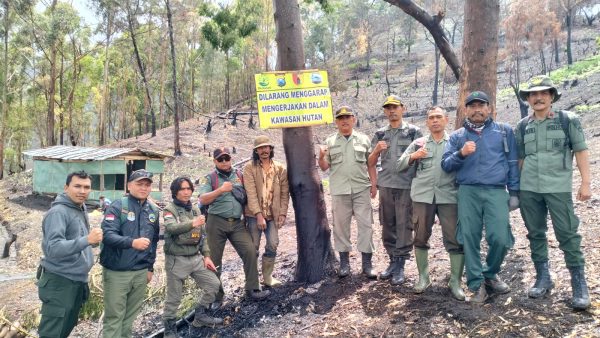 kph-probolinggo-laksanakan-patroli-gabungan-pengamanan-perbatasan-kawasan-hutan-petak-2-hl