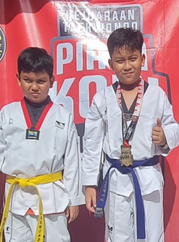 kakak-beradik-sumbang-medali-emas-di-kejuaraan-taekwondo-piala-koni